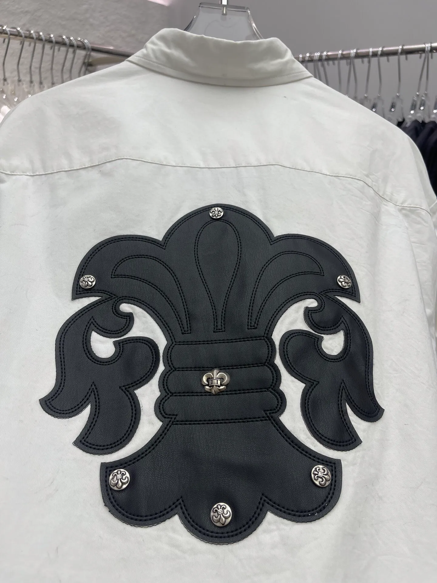 P500 💰Chrome Hearts leather cross leather embroidery shirt jacket! OS version can be worn by both men and women! The fabric is made of twill gauze cotton fabric! The texture is clear and smooth, not easy to wrinkle or fade! The embroidery process is complex and repetitive, and the requirements for the embroidery machine are very strict. The distance is always 45 centimeters! It won’t work if the spacing is too big, and it won’t work if it’s too small! The hardware is all carved and cast. This piece of clothing consumes a lot of material. More than 3 meters of material is used for one piece of clothing! After the garment is made, it needs to be fixed at high temperature, washed at a water temperature of more than 70 degrees, and softened by adding softener to make the upper body softer and smoother!   Color: black white Size: m-3xl Style number: 5878
